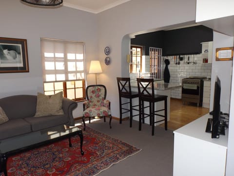 TV and multimedia, Kitchen or kitchenette, Living room, Seating area, oven, stove