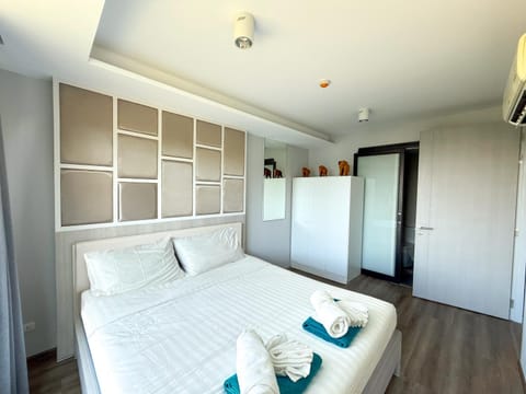 Bedroom, towels, wardrobe