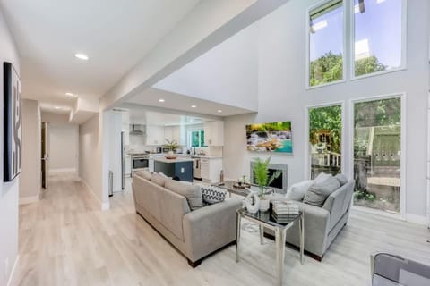 601-Lavish Family Home w AC & Patio near Meta & Stanford House in Menlo Park