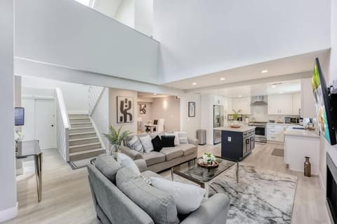 601-Lavish Family Home w AC & Patio near Meta & Stanford House in Menlo Park