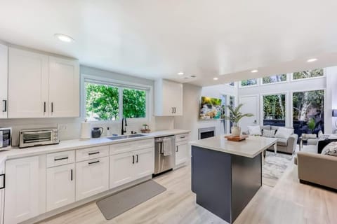 601-Lavish Family Home w AC & Patio near Meta & Stanford House in Menlo Park