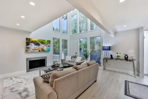 601-Lavish Family Home w AC & Patio near Meta & Stanford House in Menlo Park