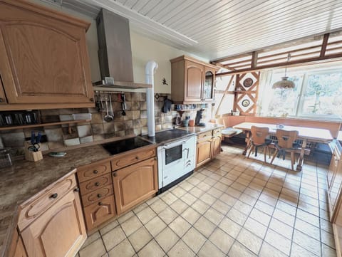 Coffee/tea facilities, Dining area, oven, stove