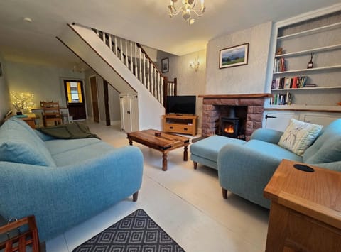 TV and multimedia, Living room, Seating area, fireplace