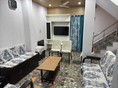 TV and multimedia, Living room, Seating area, Evening entertainment