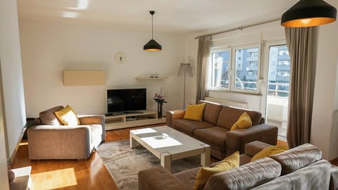 Communal lounge/ TV room, TV and multimedia, Living room, Seating area, Evening entertainment