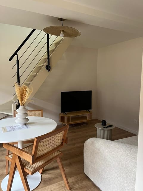 TV and multimedia, Living room, Seating area, Dining area