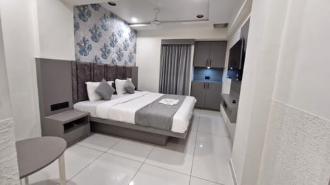 Bed, TV and multimedia, Living room, Photo of the whole room, Bedroom