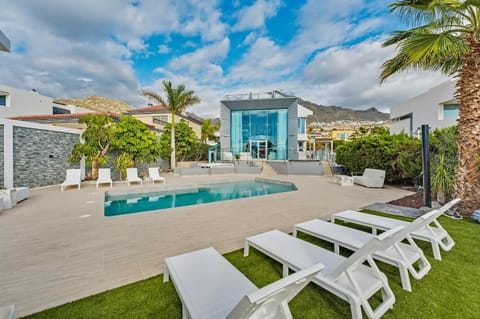 Property building, Spring, Day, Natural landscape, BBQ facilities, Garden, Dining area, Garden view, Pool view, Swimming pool, sunbed