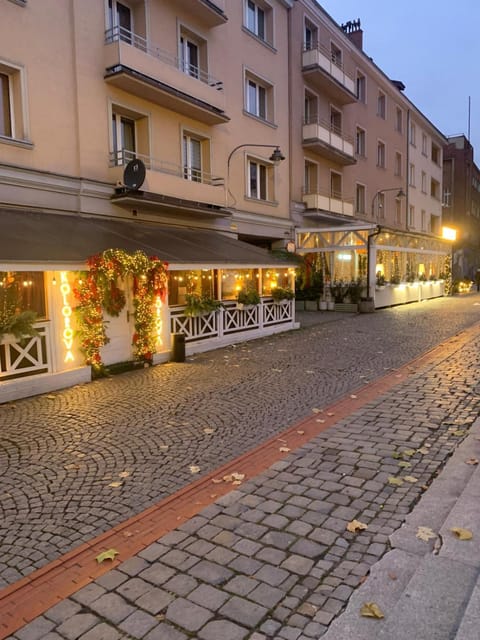 Property building, Neighbourhood, Location