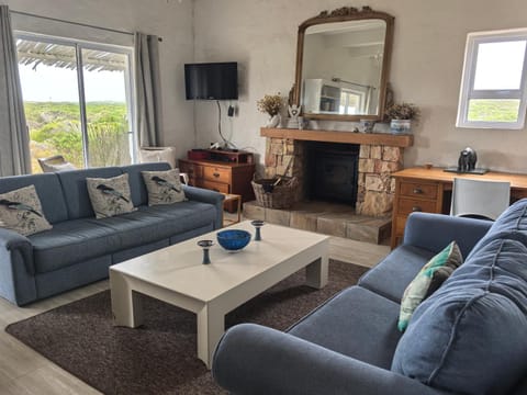 TV and multimedia, Living room, Seating area, Evening entertainment