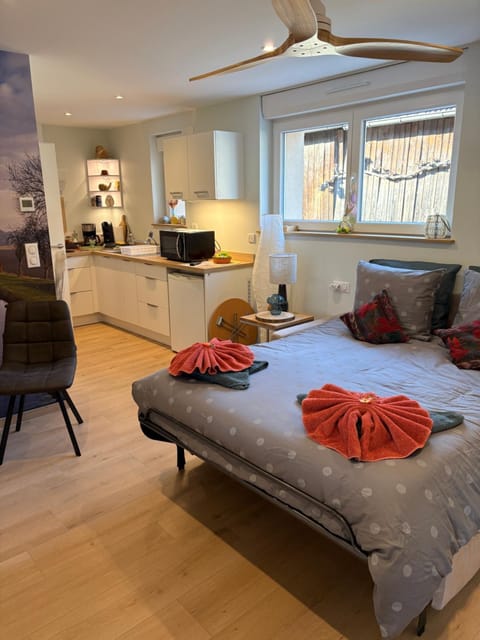 Bed, Seating area
