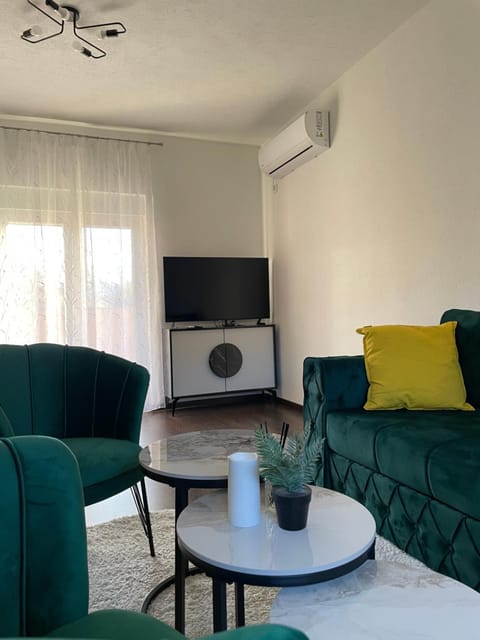TV and multimedia, Living room, Seating area, air conditioner
