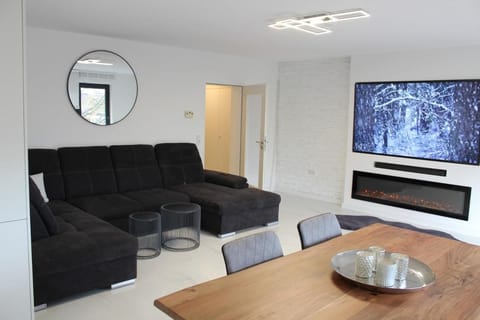TV and multimedia, Living room, Evening entertainment