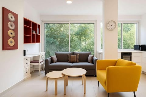 TV and multimedia, Kitchen or kitchenette, Living room, Seating area, Dining area