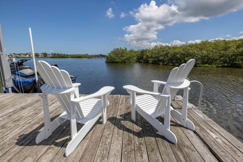 6B Waterfront Game Room Pool Hot Tub Dock House in Palm Harbor