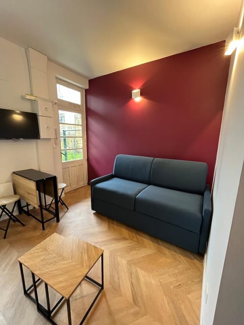 Bed, TV and multimedia, Living room, Seating area, Dining area, Garden view, furniture, heating, internet