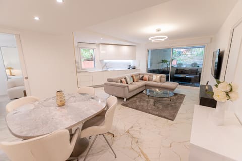 Bed, TV and multimedia, Kitchen or kitchenette, Living room, Photo of the whole room, Seating area, Dining area, Bedroom