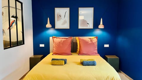 Bed, Photo of the whole room, Bedroom, towels