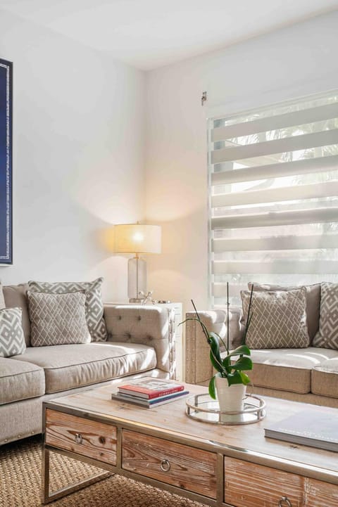 Three-Bedroom House - Best area-Heated Pool-Spa and Sauna Close to Beaches House in Lantana