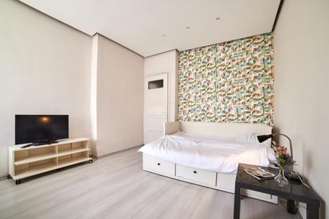 Bed, TV and multimedia, Bedroom