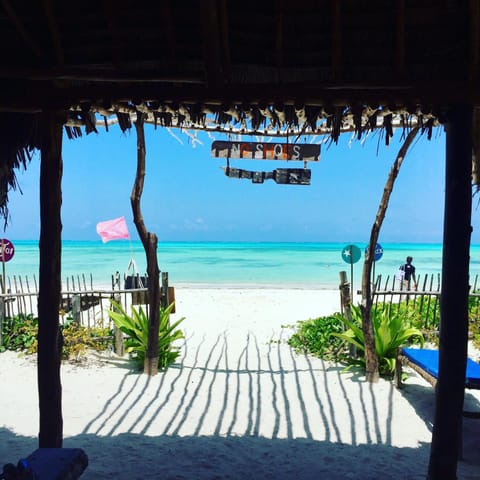 Restaurant/places to eat, Lounge or bar, Beach