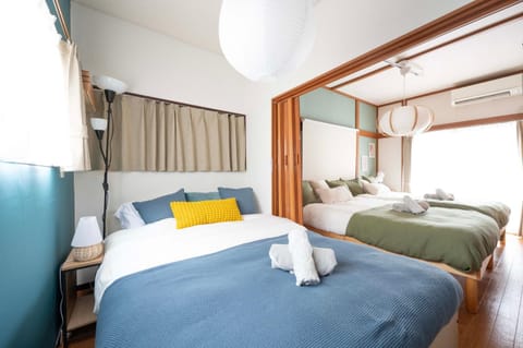 Bed, Bedroom, towels
