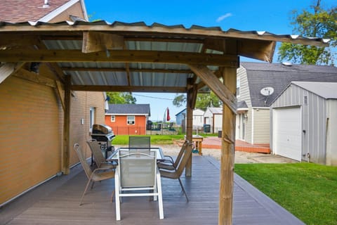 Angler's Cottage with Boat Parking by Lake Erie House in Lake Erie