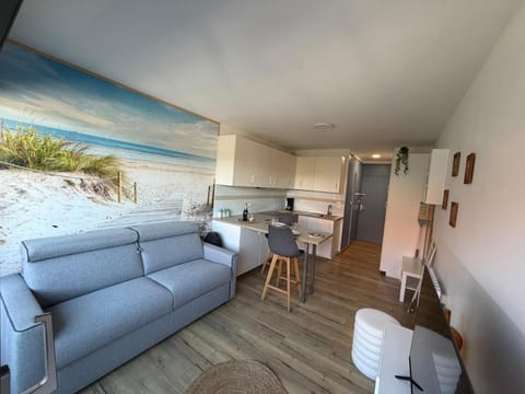 Kitchen or kitchenette, Living room, Seating area, Dining area