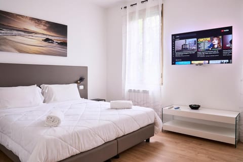 Bed, TV and multimedia, Photo of the whole room, Bedroom
