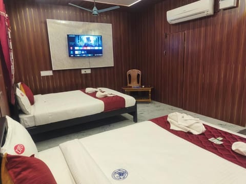Bed, TV and multimedia, Bedroom, towels, air conditioner