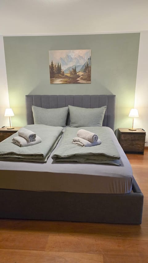 Bed, Living room, Photo of the whole room, Seating area, Bedroom, towels