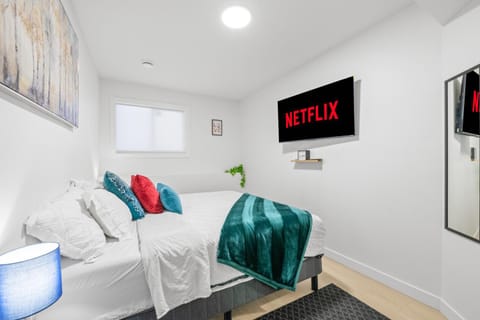Bed, TV and multimedia, Bedroom, Entertainment