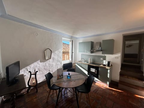 TV and multimedia, Kitchen or kitchenette, Living room, Seating area, Dining area, stove