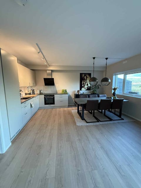 Kitchen or kitchenette, Dining area, stove