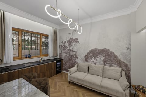 Communal lounge/ TV room, Karaoke, TV and multimedia, Living room, Food and drinks, Seating area, Dining area, Drinks, Drinks, internet