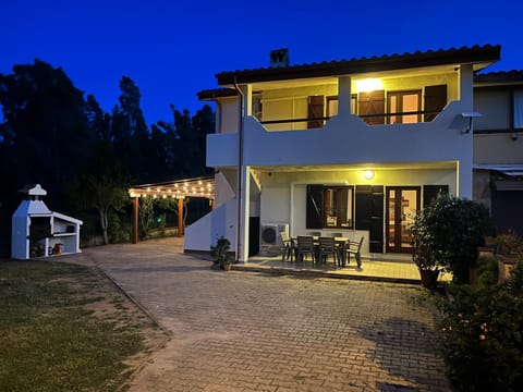 Property building, Patio, Night, BBQ facilities, Garden, Balcony/Terrace, Dining area