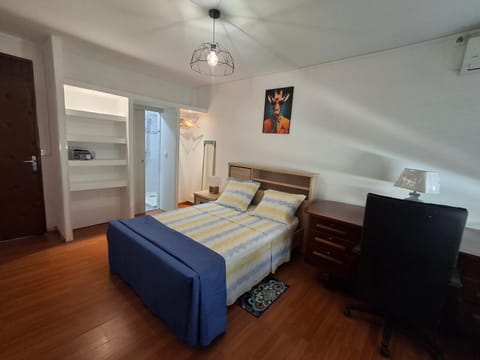 Photo of the whole room, Bedroom, wardrobe