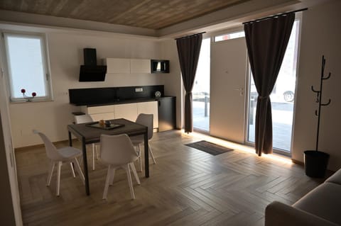 Kitchen or kitchenette, Seating area, Dining area