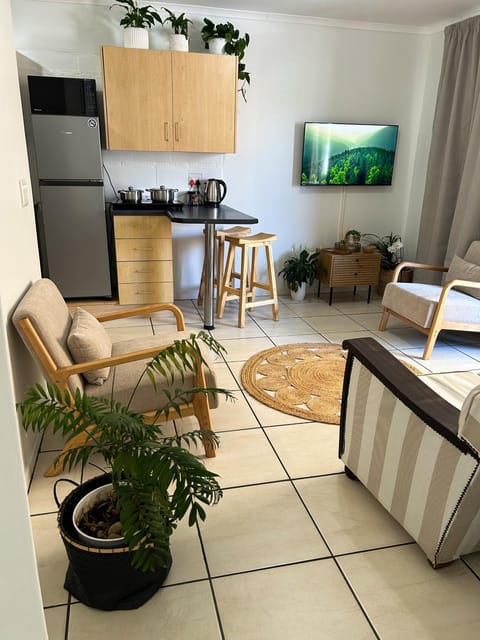 TV and multimedia, Kitchen or kitchenette, Living room, Seating area
