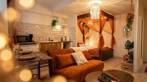 Bed, Coffee/tea facilities, View (from property/room), Kitchen or kitchenette, Living room, Seating area, Dining area