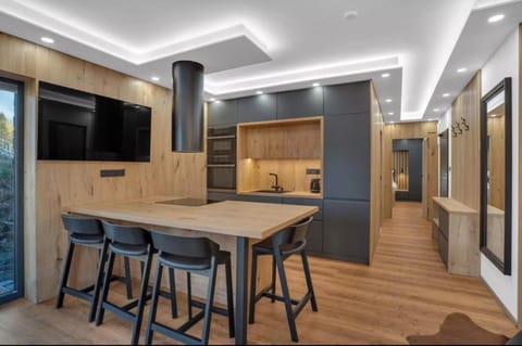TV and multimedia, Kitchen or kitchenette, Living room, Seating area, Dining area
