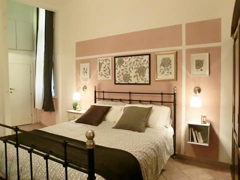 Bed, Other, Decorative detail, Decorative detail