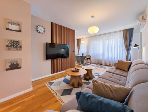 Communal lounge/ TV room, Activities, TV and multimedia, Kitchen or kitchenette, Living room, Photo of the whole room, Seating area, Evening entertainment, Communal kitchen, kitchen