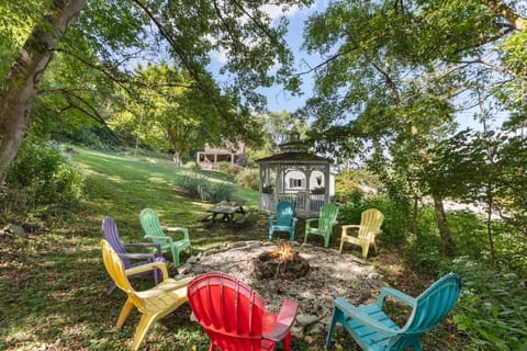RIVERSIDE STORYBOOK COTTAGE sleeps 8-10 House in Petersburg