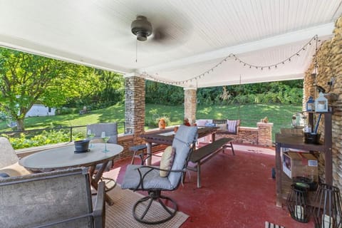 RIVERSIDE STORYBOOK COTTAGE sleeps 8-10 House in Petersburg