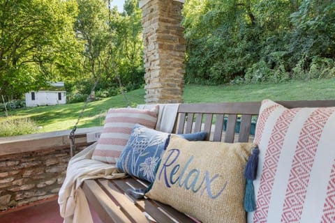 RIVERSIDE STORYBOOK COTTAGE sleeps 8-10 House in Petersburg