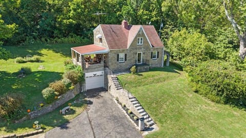 RIVERSIDE STORYBOOK COTTAGE sleeps 8-10 House in Petersburg