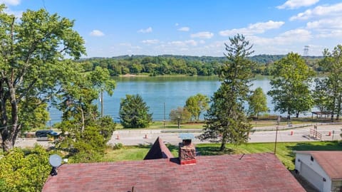 RIVERSIDE STORYBOOK COTTAGE sleeps 8-10 House in Petersburg