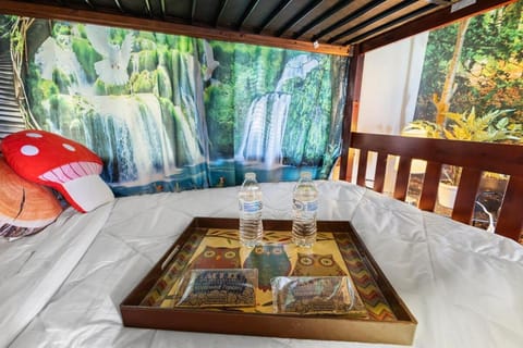 RIVERSIDE STORYBOOK COTTAGE sleeps 8-10 House in Petersburg